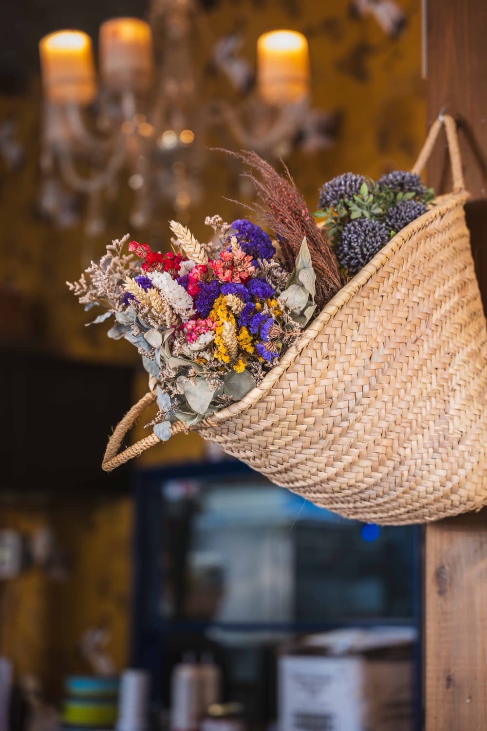 Detalle de flores en la barra del restaurante